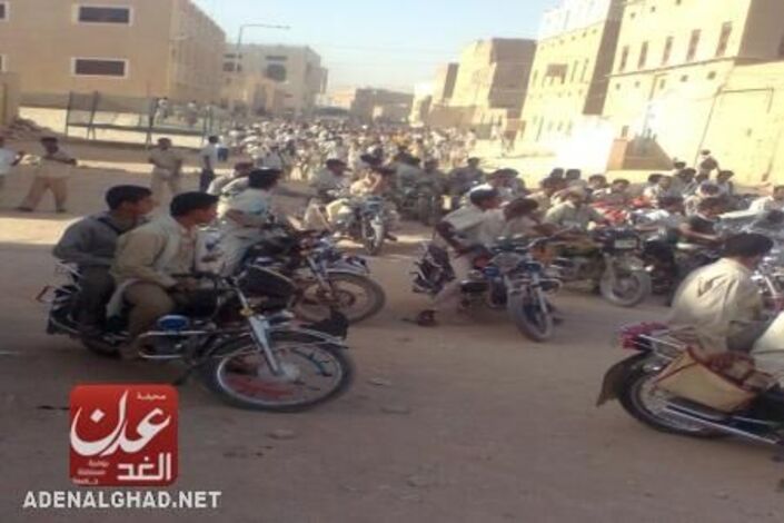 جنود من الجيش اليمني يطلقون النار على تظاهرة طلابية بخورة حضرموت ولاانباء عن ضحايا