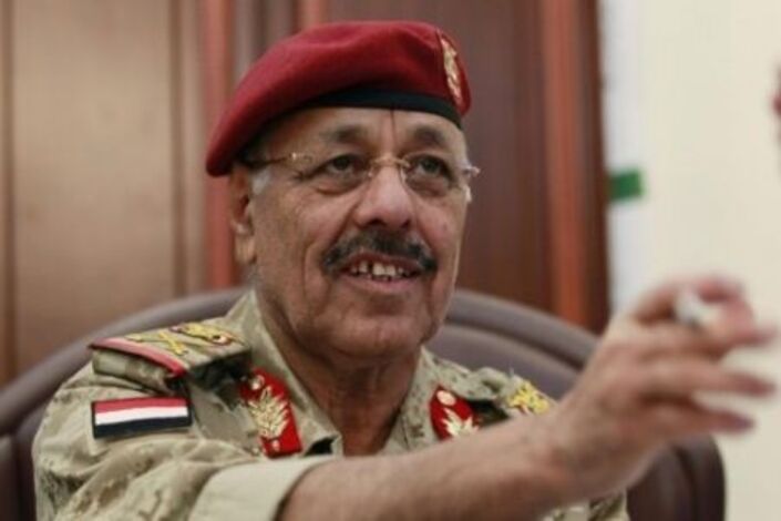 صحيفة خليجية : اللواء الأحمر يطمح لخلافة هادي في رئاسة اليمن