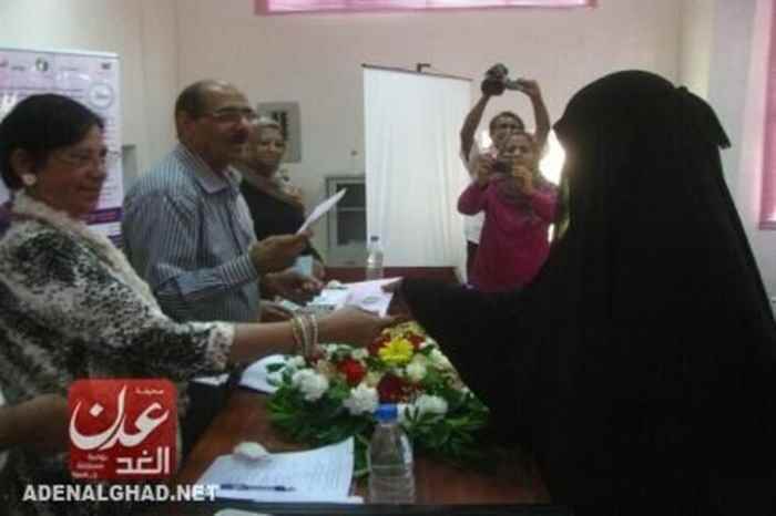بحضور محافظ لحج  مؤسسة يمان تدشن برنامج  توزيع القسائم الصحية المدفوعة مسبقاً للامومه المأمونة للمستهدفات في مديرية تبن  (صور)