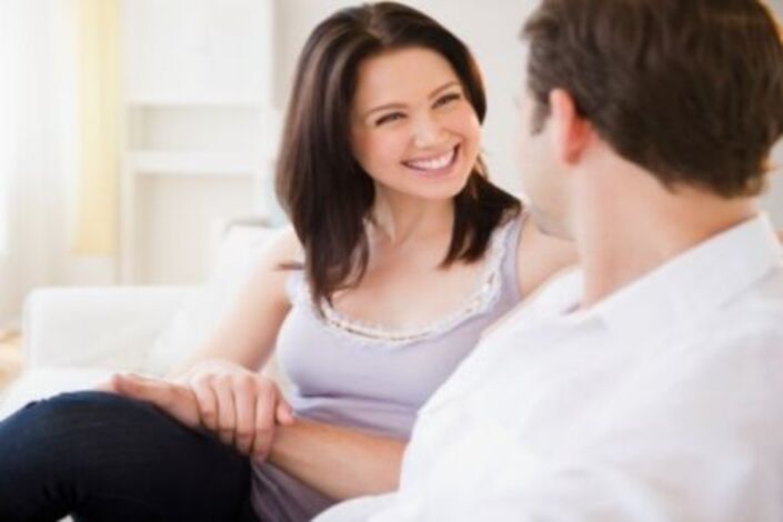 4 طرق للبدء في محادثة بناءة مع زوجك