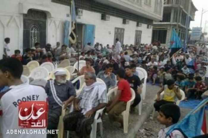 المئات بعدن يحيون أربعينية الطيارين الشهداء (صور )