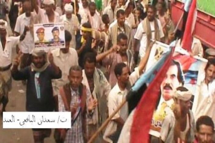 المئات يخرجون في مسيرة سلمية بالعند تندد باغتيال بكيل مليط (صور)