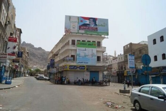 شهود عيان : جنود من الأمن اليمني يطلقون النار بكثافة وسط سوق للقات بكريتر