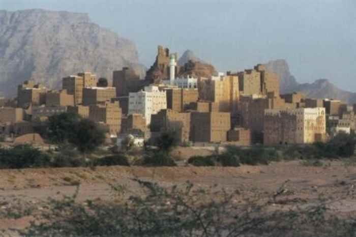 قبيلة آل بارحمة بشبوة تطالب بالافراج عن مساجين لها بلحج