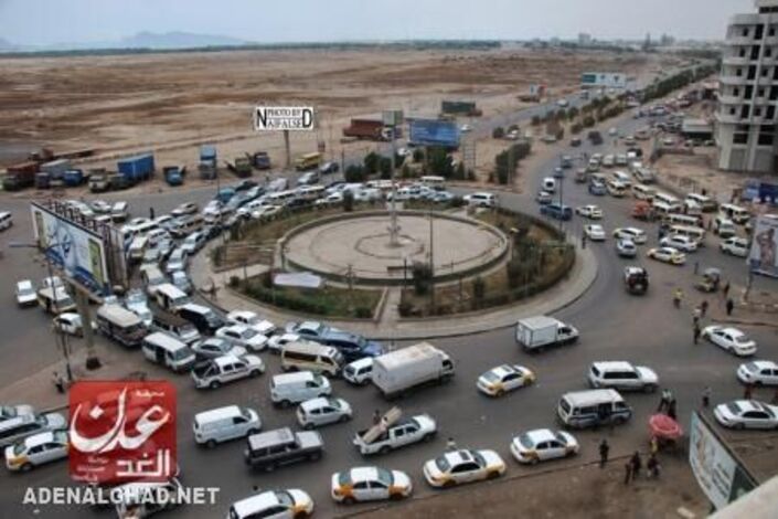 جماعة مسلحة تختطف شابين من أبناء يافع لحظة وصولهم من المهجر إلى عدن وتنهب مقتنياتهم