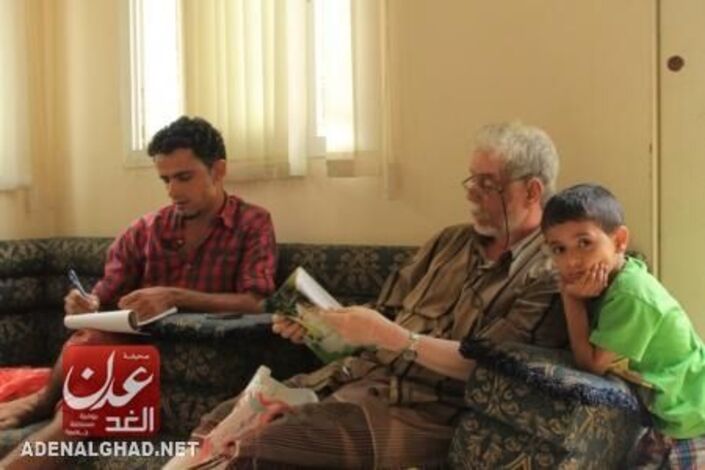 الشاعر الأسطورة (ثابت عوض)   القصيدة ترنمت لأنفصال الجنوب في وقت مبكر  وعلى القيادات  توحيد صفها أو  نرجو الأنصراف