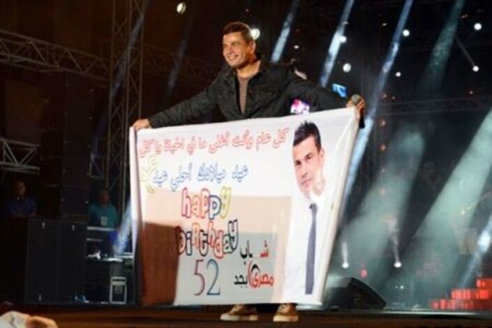 في حفلات العيد: ما الذي طلبه عمرو دياب من جمهوره؟ ولماذا رفعت جنات علامة النصر؟