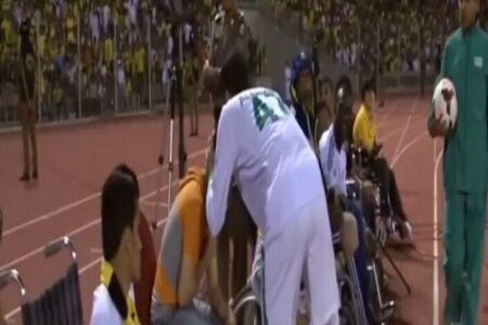بالفيديو .. كرة طائشة تدفع لاعبا سعوديا لتقبيل رأس مشجع من ذوي الاحتياجات الخاصة