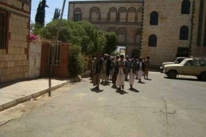 الحوثيون يسيطرون على معقل أسرة آل الأحمر ويضرمون النار بمنزل الشيخ (عبدالله)