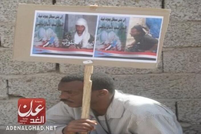 يحدث الان : بدء مراسيم تشيع جثمان ناشط في الحركة الشبابية الجنوبية  قتل برصاص قوات الأمن الخاصة بحوطة لحج ((الشهيد احمد بدر)) (مصور)