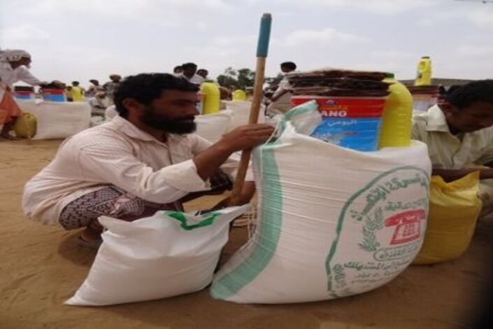 جمعية الإصلاح الخيرية توزع 321 طرد غذائي في "عبس " و" بني قيس" و" شرس"