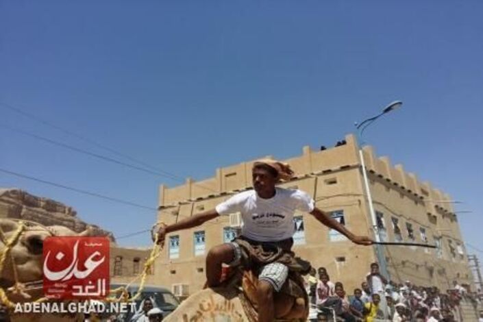 بمشاركة الآلاف من أبناء مدينة تريم .. عشرات الجمال تغادر بقافلة إلى شعب نبي الله هود (مصور)