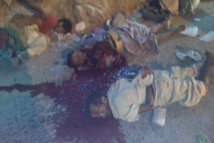 تفاصيل:عناصر من القاعدة يعدمون 14 من جنود الجيش عقب اختطافهم من حافلة نقل ركاب بشبام حضرموت (مصور)