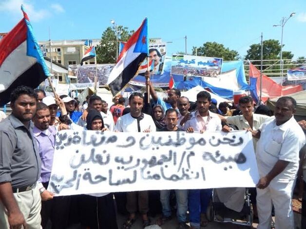 حضروا إلى ساحة الاعتصام معلنين التأييد والانضمام .. موظفو مستشفى الجمهورية بعدن : انقذوا هذا الصرح الطبي الذي يحتضر وأمورنا لن تصلح إلا بالاستقلال