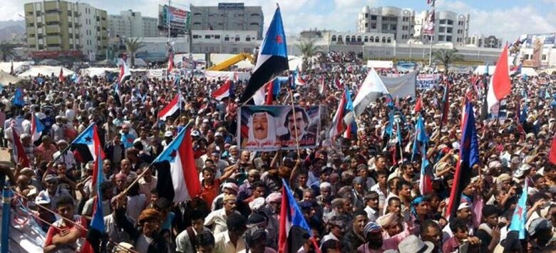 جرحى خلال تفريق الشرطة لمتظاهرين جنوبيين في المعلا