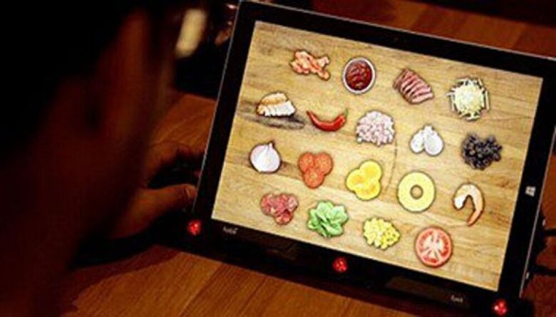 مطاعم بيتزا هت تستخدم منيو طعام يعرف ما تريد من حركة عينك