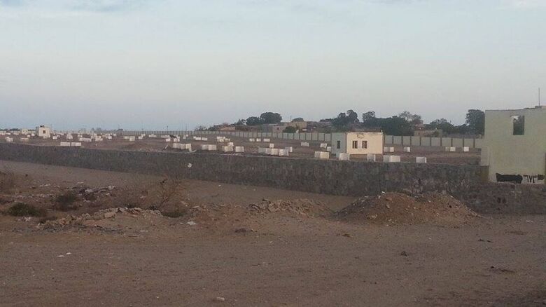 رجل اعمال يستولي على 8 مليون متر مربع بدعم ورعاية من السلطة بعدن .. "قرية مصعبين "تحت رحمة ناهبي الأرض بقوة السلاح والمال