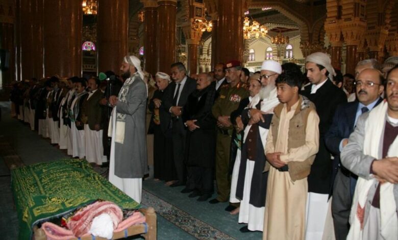 صالح يصلي على جنازة  (منشق) عنه