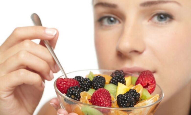 أضرار الفاكهة مع الطعام وبعده
