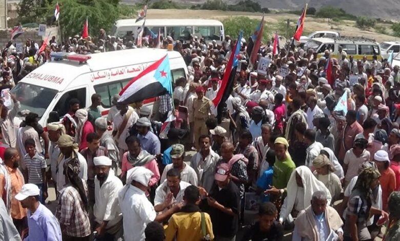 الاف الجنوبيون يشيعون الشهيد حسن علي الدحه من ساحة الاعتصام الى مثواه الاخير بمقبرة الدرجاج بأبين