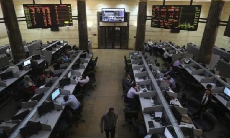 أسواق الخليج تتماسك مع نزول النفط وصفقة اتصالات تصعد ببورصة مصر