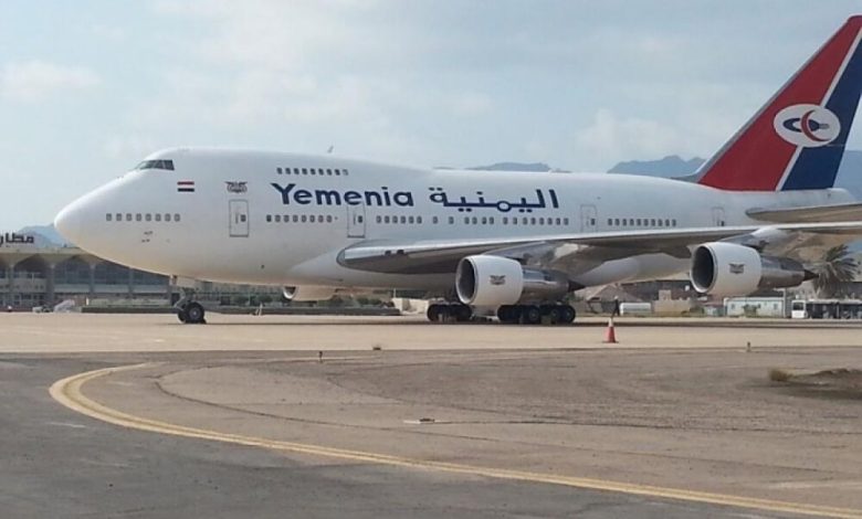 انفجارات عنيفة تهز مطار عدن وأنباء عن احتراق الطائرة الرئاسية