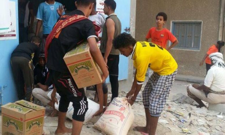 لجنة اغاثة حلف قبائل حضرموت تواصل عمليات توزيع الاغاثة على احياء مدينة المكلا