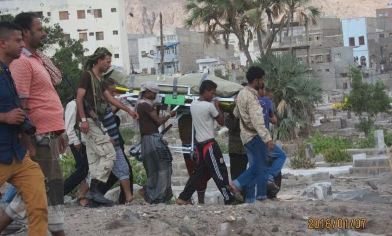 بحضور العميد شلال شايع .. تشييع الشهيدين العقيد عبدالخالق شايع وعبدالفتاح الهندي بموكب جنائزي مهيب الى مثواهم الاخير بمقبرة القطيع بكريتر