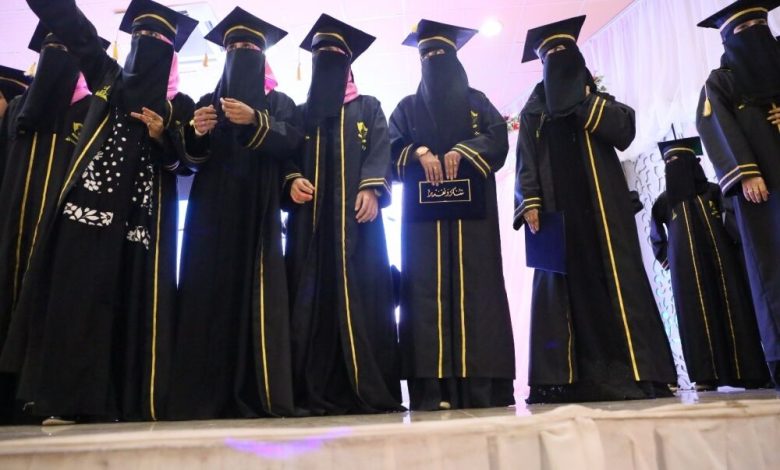 قسم الخدمة الإجتماعية بكلية الآداب يحتفلون بتخرج الدفعة الحادية عشر