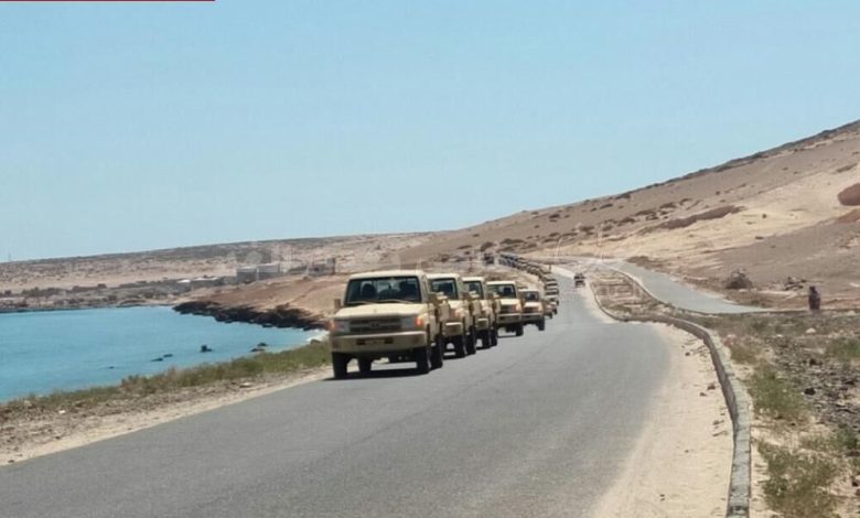 محافظ سقطرى وقائد اللواء أول مشاة بحري يستقبلون 80 سيارة  طقم. مقدمة من دولة الإمارات