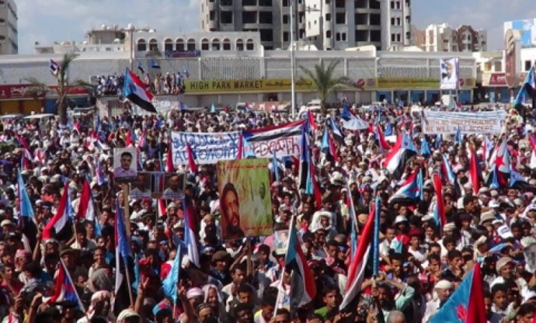 عشرات الآلاف من الجنوبيين يدشنون احتفالاتهم بذكرى ثورة 14 اكتوبر ويجددون مطالب استقلال بلادهم