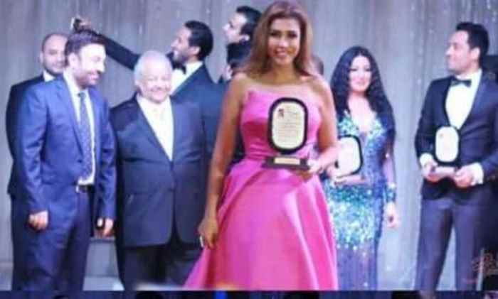 الفنانة اليمنية أروى تحصد جائزة أفضل مطربة خليجية