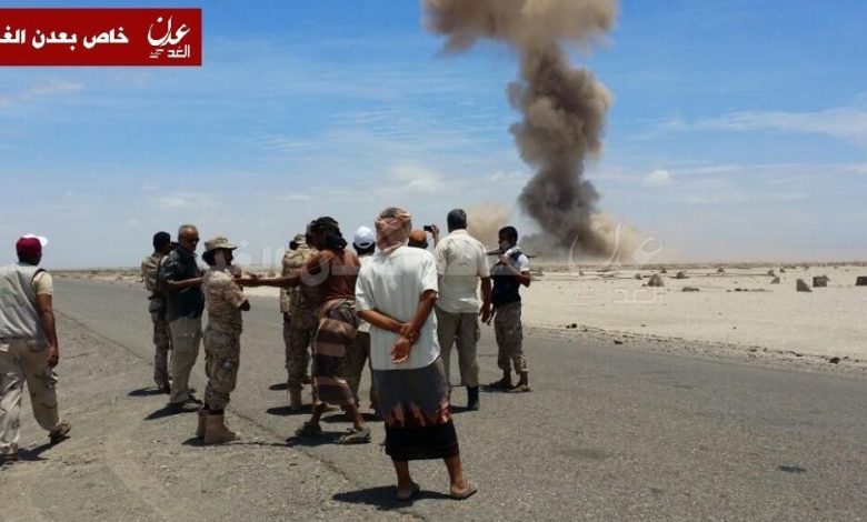 سكان : غارة جوية تستهدف منزل قيادي بالقاعدة في المحفد