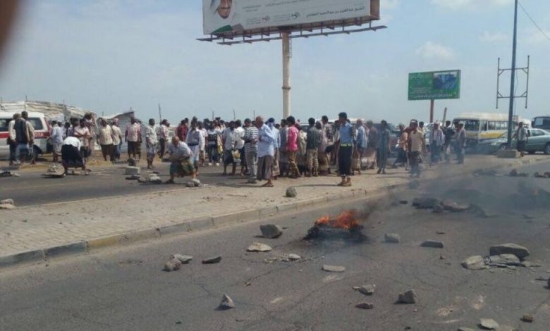 متقاعدو الداخلية يقطعون الخط البحري بعدن  احتجاجا على عدم صرف رواتبهم