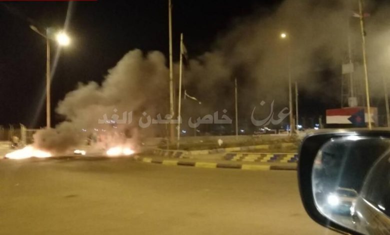 احتجاجات غاصبة بعدن بسبب انقطاعات الكهرباء