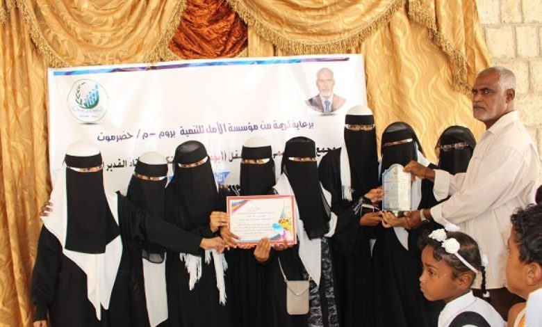 مجمع بروم التعليمي للبنات يكرم مديره السابق بدرع الوفاء