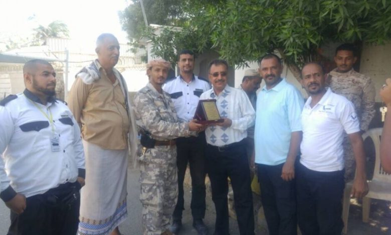 لتميزها في تأدية مهامها.. مندوب إدارة امن عدن لدى مكتب الأمم المتحدة يكرم شركة "الصقر" للخدمات الأمنية