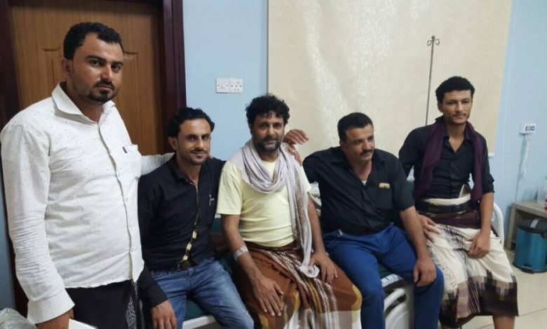 الشيخ عادل بن حوتب يطمئن على صحة القائد أبو همام اليافعي