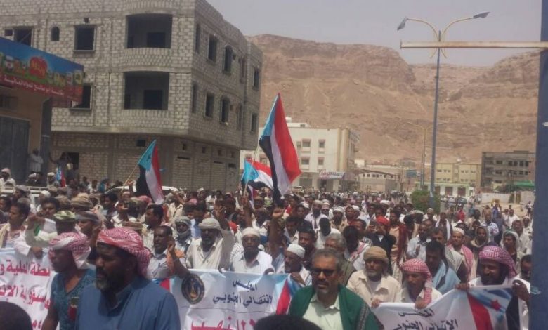 سيئون: وقفة احتجاجية تطالب بتسليم أمن وادي حضرموت لقوات النخبة