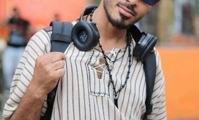 الفنان التشكيلي ومغني الراب محمد القباطي Yamany)‏‎Mc‎‏):   أعشق النحت والأعمال اليدوية وهذه كلمتي للشباب بلادي