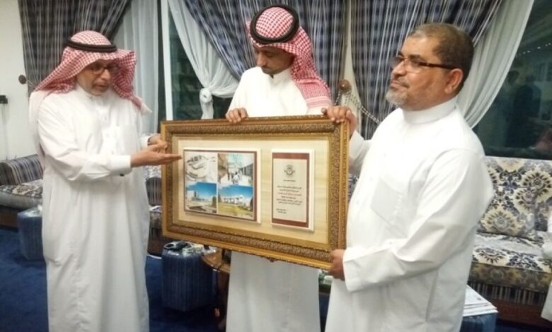 رئيس جامعة حضرموت يهدي الشيخ عبدالله بقشان مجسم مشروعي مركز الأمير سلطان للسرطان والمستشفى الجامعي