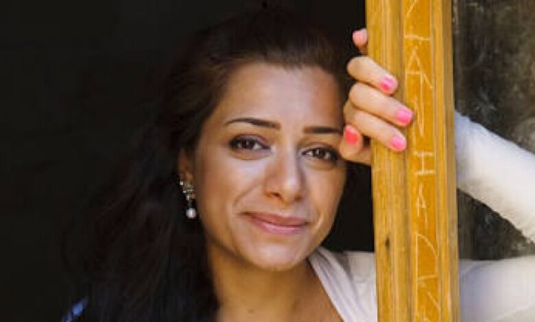 الفنانة التشكيلية لورين علي: تمردت على الواقع الريفي الرافض للفن والفنانين