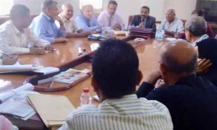 اجتماع برئاسة وزير النقل مع وزارة الإشغال.. يقر خطة لإصلاح مدرجات مطار عدن الدولي