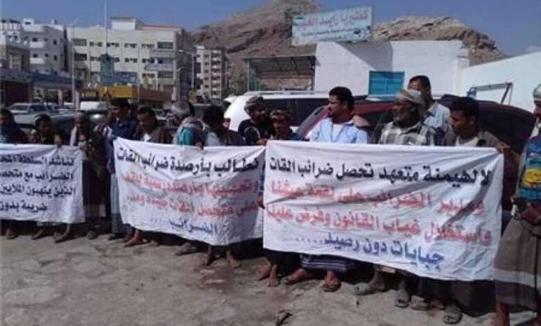 وقفة احتجاجية سلمية أمام مصلحة الضرائب بساحل حضرموت