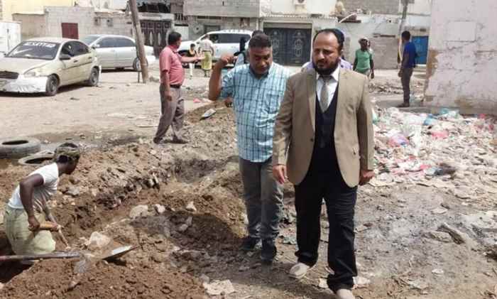 مدير البريقة يدشن العمل في مشروع إعادة تأهيل شبكة الصرف الصحي في شارع الرشيد بمنطقة السي كلاس