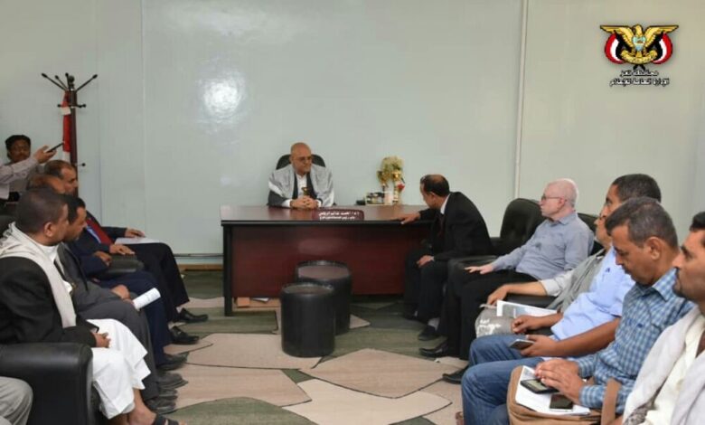 محافظ تعز يوجه بإعداد الدراسات لهيئة طبية وجامعة مستقلة