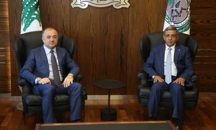 السفير الدعيس يلتقي وزير الدفاع اللبناني لمناقشة التعاون بين البلدين