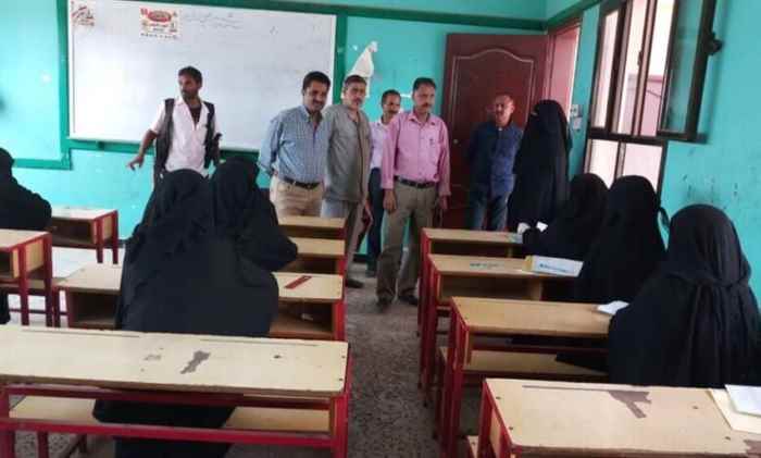طالب يتفقد سير عملية الامتحانات الثانوية العامة في مديرية قعطبة