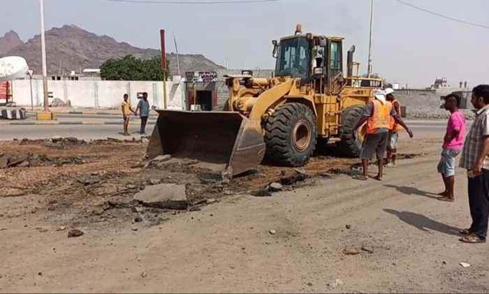 مدير البريقة يتفقد أعمال صيانة طريق جولة المديرية الممتد إلى المجمع الحكومي