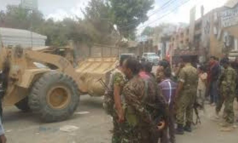 امرأة ترمي بناتها الثلاث ألى أحد خزانات المياه في عزلة قدس بتعز